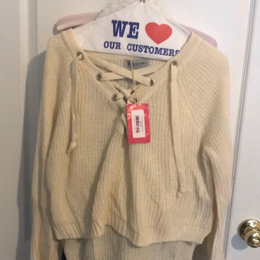 very cute cropped, short sweater!!! NEVER WORN!